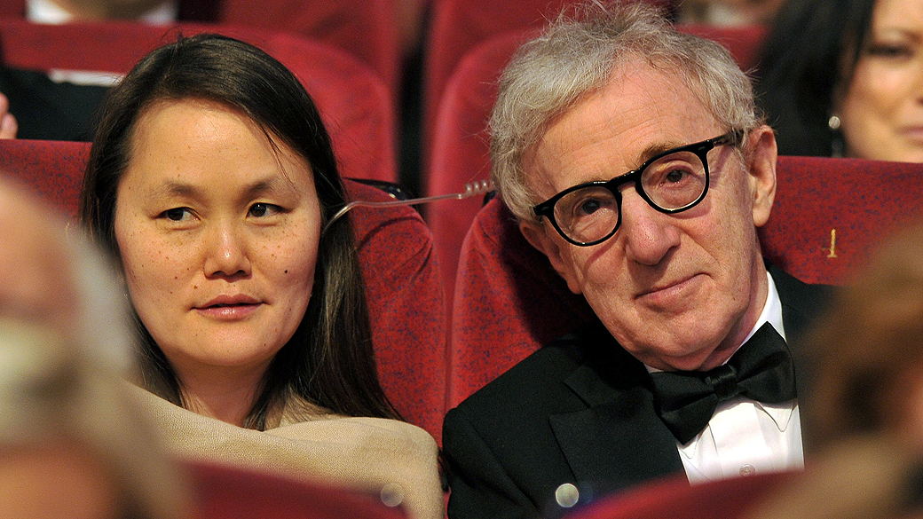 Woody Allen chegou na festa junto com sua esposa, Soon-Yi Previn, mas logo deixou o local