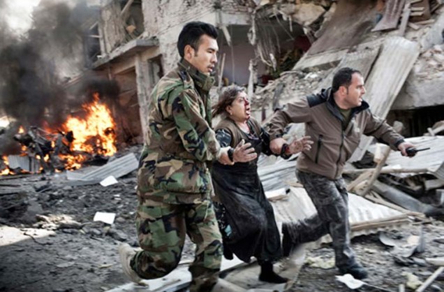 Na categoria Notícias em Destaque - Foto Única, Adam Ferguson, da Austrália, foi o vencedor. A imagem mostra uma afegã fugindo de uma explosão causada por um atentado suicida.