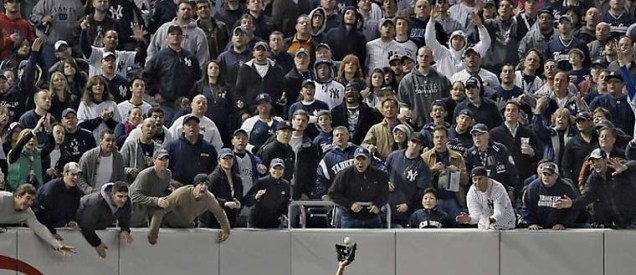 O americano Robert Gauthier, do Los Angeles Times, venceu na categoria Especiais de Esporte - Foto Única ao retratar os torcedores do time de basebol Yankees hostilizando um adversário.