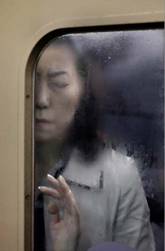 Em Cotidiano - Foto Única, o vencedor foi Michael Wolf, da agência Laif, com esta foto do metrô de Tóquio.