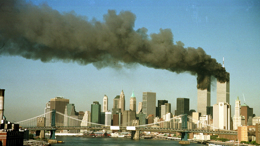 World Trade Center após ser atingido por dois aviões, nos atentados de 11 de setembro de 2001