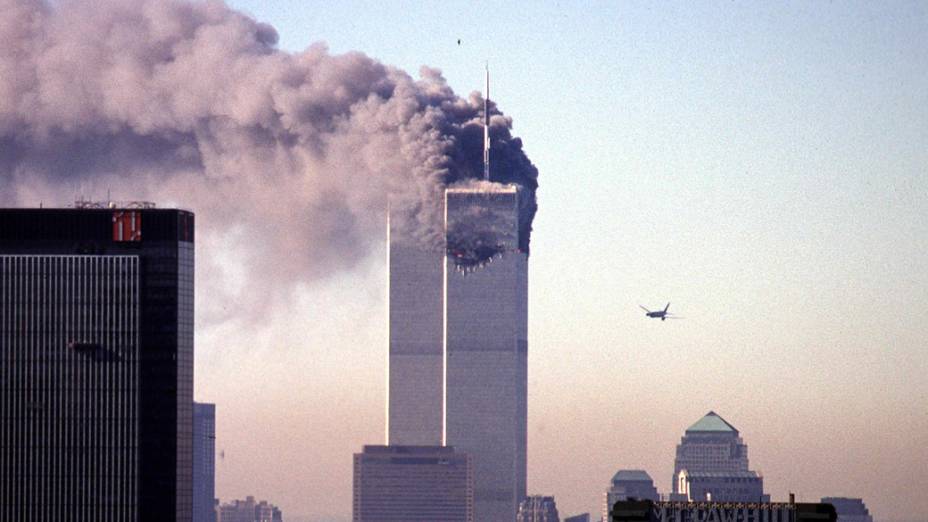 Momento em que o Boeing 767-222 do voo 175 da United Airlines se aproxima da torre sul do World Trade Center, durante o ataque terrorista de 11 de setembro de 2001, em Nova York Momento em que o Boeing 767-222 do voo 175 da United Airlines se aproxima da torre sul do World Trade Center, durante o ataque terrorista de 11 de setembro de 2001, em Nova York