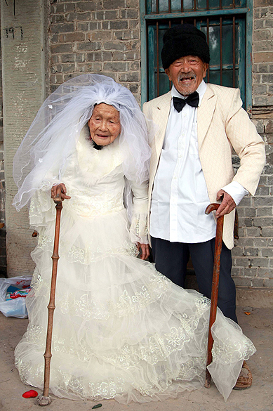Foto divulgada nesta quarta-feira (07), mostra o chinês Wu Conghan, de 101 anos, e sua mulher, de 103 anos, estão casados há 88 anos, mas nunca tiraram uma foto usando roupas de noivos. O desejo acaba de ser realizado na vila de Nanchong, na China