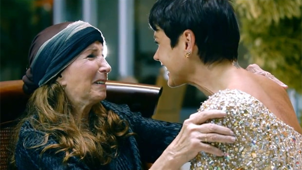 Xuxa abraça a mãe chorosa em vídeo que divulga os bastidores da campanha que rendeu à apresentadora cabelos negros e um cachê de 2 milhões de reais