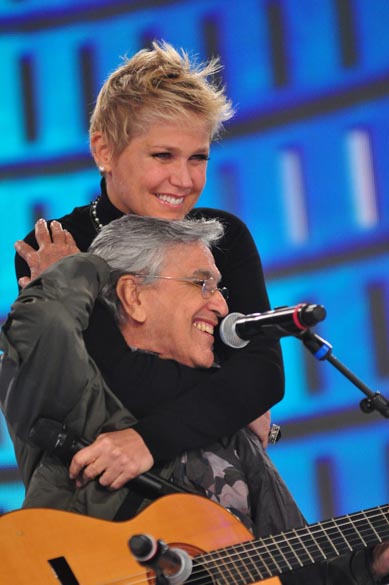 Xuxa e Caetano Veloso na gravação do programa de comemoração dos 25 anos da apresentadora na Rede Globo, 2011
