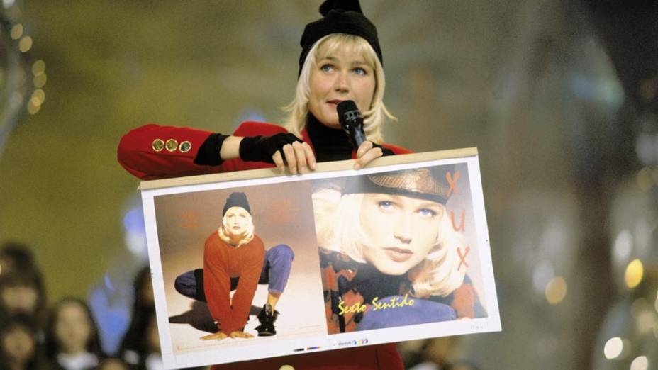 Xuxa, com as fotos usadas no seu disco, no programa Xuxa Park da Rede Globo, 1994