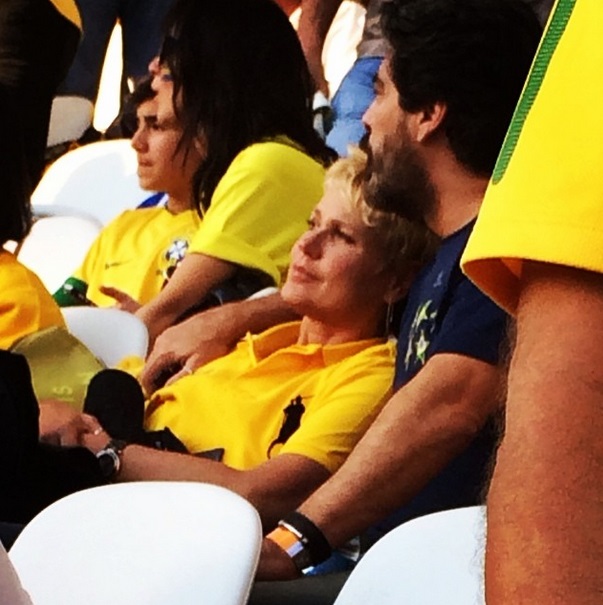 Xuxa e Junno assistem ao jogo do Brasil, no Itaquerão.