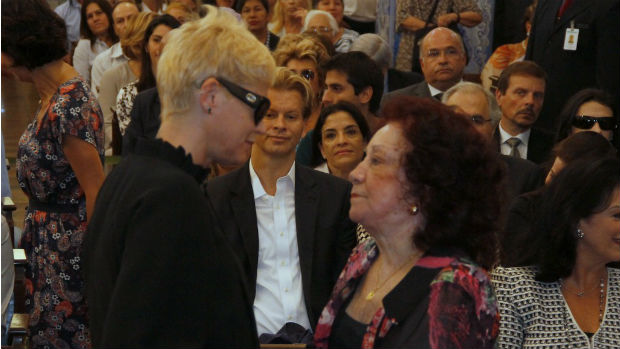 Xuxa e Lolita Rodrigues na missa se sétimo dia de Hebe Camargo