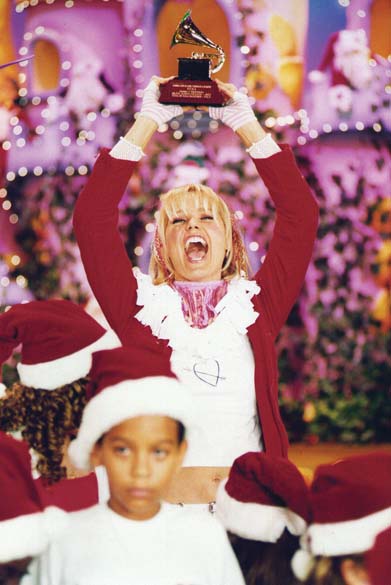 Xuxa comemorando o recebimento do prêmio Grammy Latino, na categoria melhor álbum infantil pelo CD Xuxa Só Para baixinhos 3, 2003