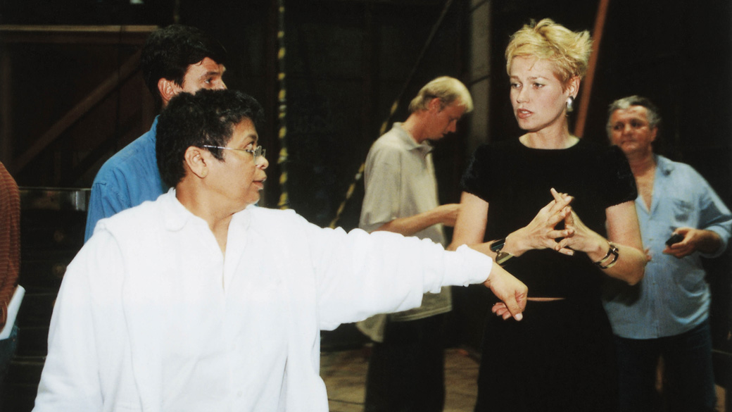 Marlene Mattos, diretora de núcleo da Rede Globo, conversando com Xuxa, 2000