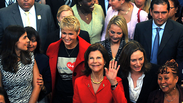 A apresentadora de TV Xuxa e a rainha Silvia, da Suécia, participam de evento na Câmara dos Deputados sobre a Lei da Palmada