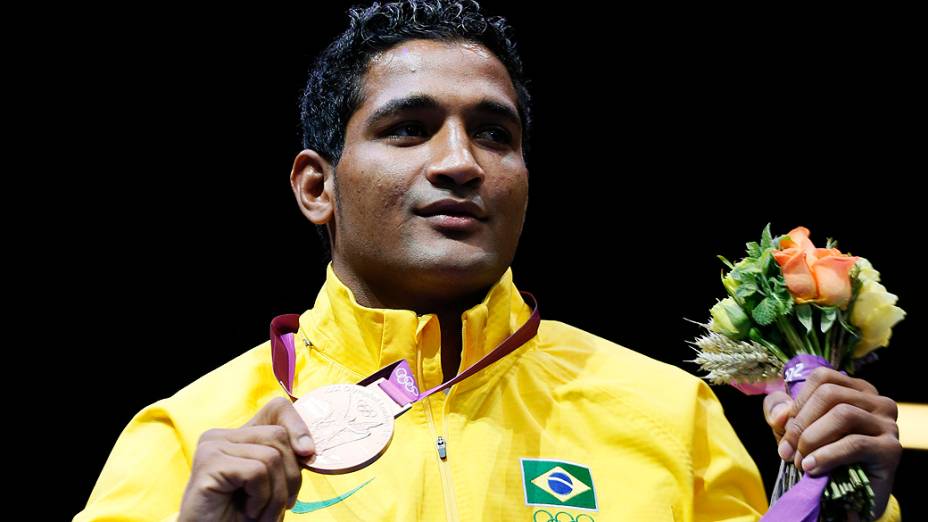 O boxeador Yamaguchi Falcão Florentino recebe a medalha de bronze da categoria até 81kg