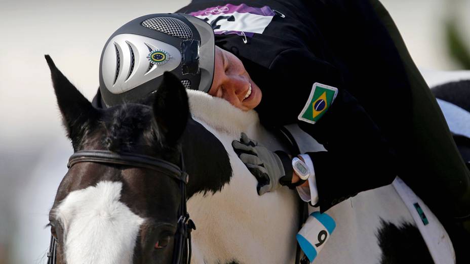 A brasileira Yane Marques com seu cavalo Over The Odds compete na prova de saltos do pentatlo moderno, em 12/08/2012