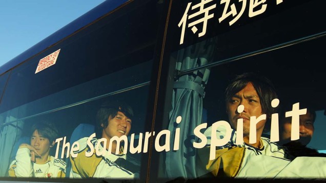 O jogador japonês Yasuhito Endo olha pela janela enquanto o ônibus da seleção deixa George, na Áfica do Sul.