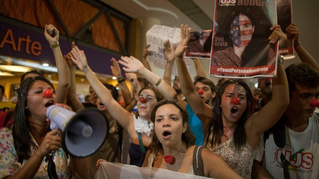 Manifestantes protestam diante da Livraria Cultura antes de encontro com a blogueira cubana Yoani Sánchez