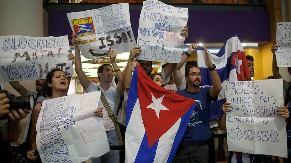 Manifestantes protestam diante da Livraria Cultura antes de encontro com a blogueira cubana Yoani Sánchez