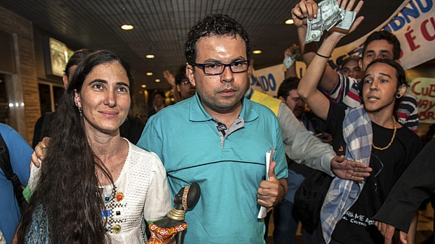Yoani Sanchéz, ao lado do cineasta Dado Galvão, chega ao Brasil: militantes pró-ditadura no encalço
