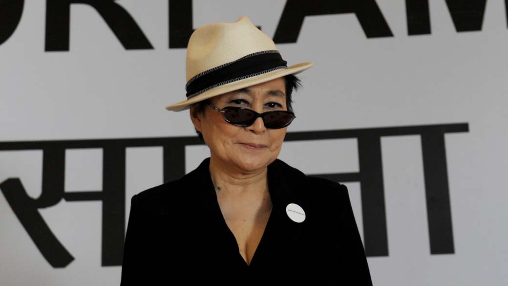 Yoko Ono em entrevista coletiva, na Índia