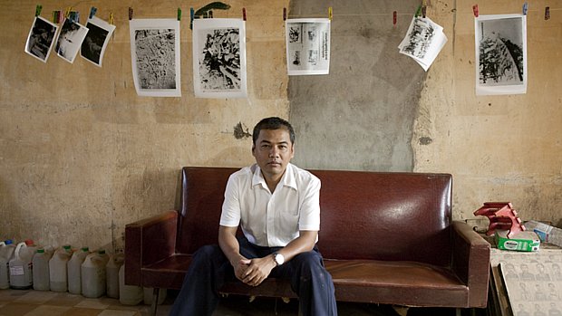 Youk Chhang no laboratório de fotografia do Museu do Genocídio Tuol Sleng