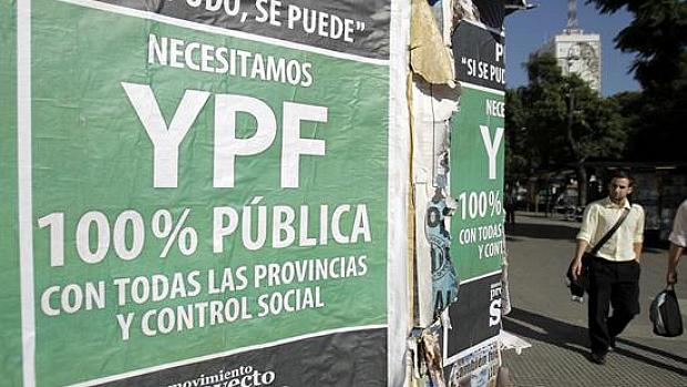 Cartaz em Buenos Aires pede a estatização da YPF