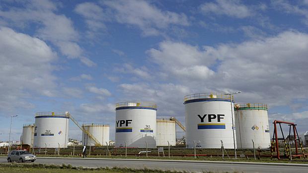Tanques de gasolina da YPF na Argentina