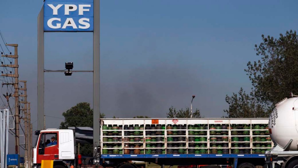 Caminhão com botijões de gás ao sair da YPF Gás na Argentina