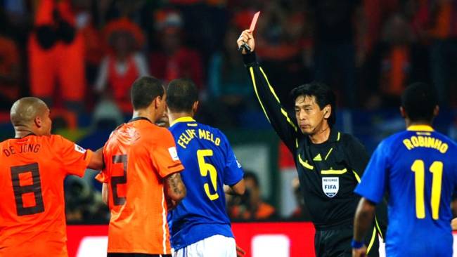 Em 2010, brasileiro Felipe Melo deu um pisão em Robben e foi expulso por Nishimura