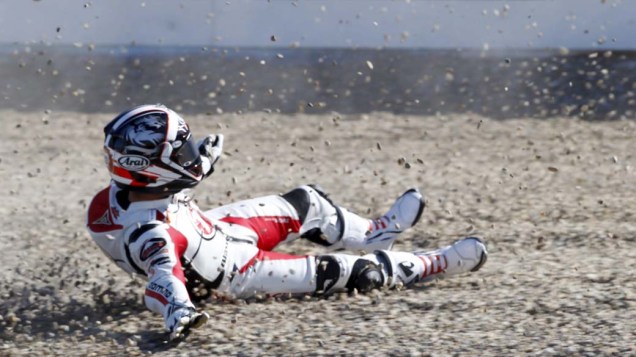 O piloto motociclismo japonês Yuki Takahashi cai durante treino em Jerez, Espanha