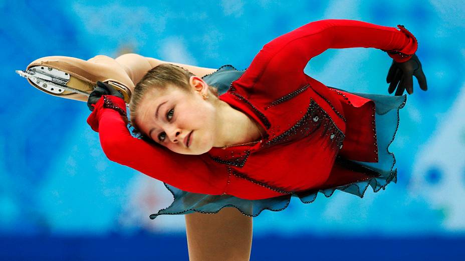 A russa Yulia Lipnitskaya durante apresentação de grupo da patinação artística, neste domingo (09)
