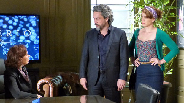 Zé Alfredo (Alexandre Nero) adota Cristina (Leandra Leal) e promete cargo na diretoria da rede de joalherias