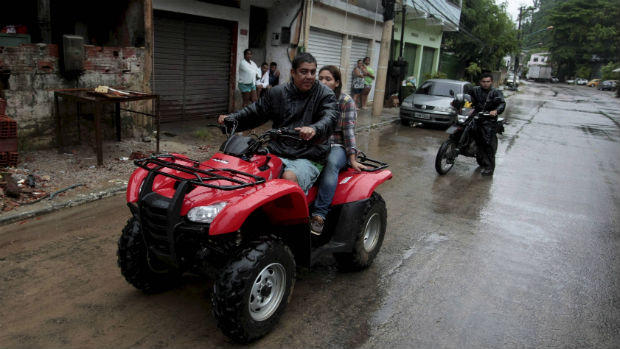 Zeca Pagodinho ajuda vítimas da chuva em Xerém, Duque de Caxias, onde tem sítio