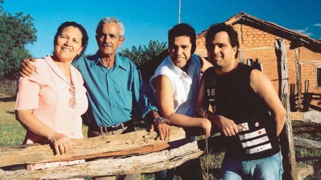 Zezé Di Camargo e Luciano com os pais Helena e Francisco