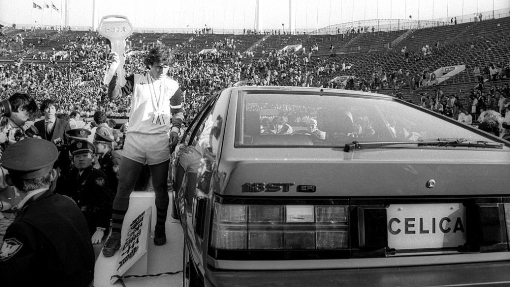 Zico com a chave do Toyota que ganhou após a conquista do Mundial de Clubes pelo Flamengo, no Japão, em 1981