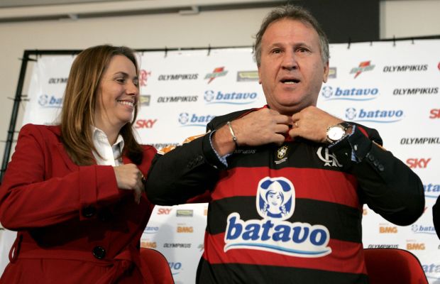 Zico veste a camisa do Flamengo, durante apresentação, ao lado da presidente Patrícia Amorim