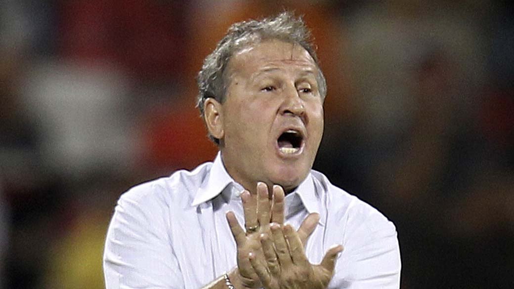 O técnico do Iraque, Zico, durante jogo classificatório para a copa de 2014 contra a China, em Doha (Catar)