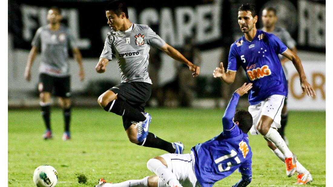 Zizao, em sua estreia pelo Corinthians, disputa a bola com Diego Anselmo Ramon, do Cruzeiro, em partida válida pelo Campeonato Brasileiro