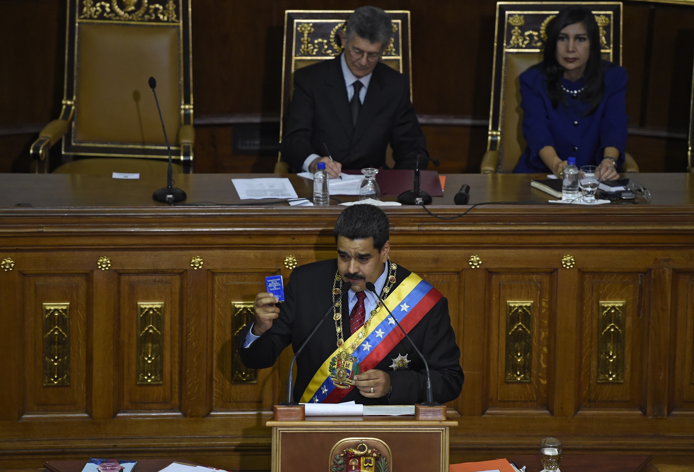Nicolas Maduro discursa no Parlamento venezuelano, pela primeira vez em 17 anos controlado pela oposição. Acima dele, o presidente da Assembleia, o antichavista Henry Ramos Allup, e ao lado deste, a presidente do Tribunal Supremo de Justiça, Gladys Maria Gutierrez