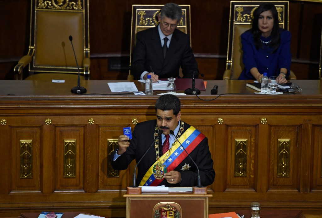 Nicolas Maduro discursa no Parlamento venezuelano, pela primeira vez em 17 anos controlado pela oposição. Acima dele, o presidente da Assembleia, o antichavista Henry Ramos Allup, e ao lado deste, a presidente do Tribunal Supremo de Justiça, Gladys Maria Gutierrez