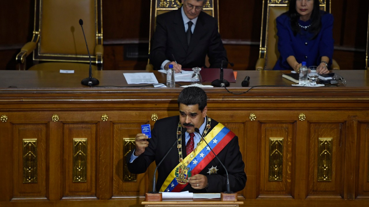 Nicolas Maduro discursa no Parlamento venezuelano, pela primeira vez em 17 anos controlado pela oposição. Acima dele, o presidente da Assembleia, o antichavista Henry Ramos Allup, e ao lado deste, a presidente do Tribunal Supremo de Justiça, Gladys Maria Gutierrez