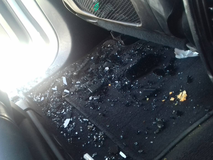 María Antonieta de las Nieves, a Chiquinha, mostra como ficou seu carro após o roubo