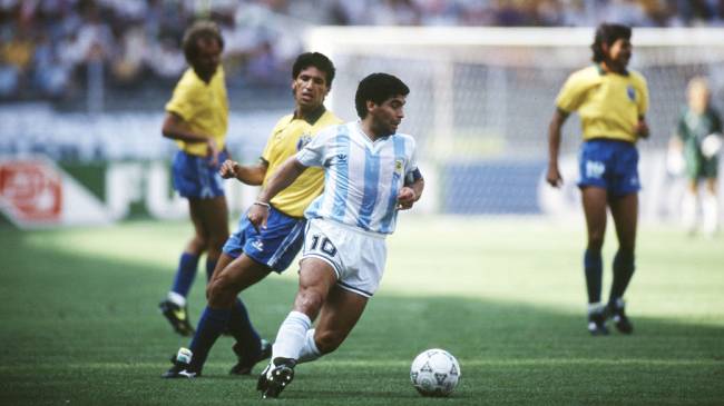 Careca, do Brasil e Maradona, da Argentina durante o jogo entre Brasil 0 x 1 Argentina, partida válida pela Copa do Mundo de Futebol, no Estádio Delle Alpi