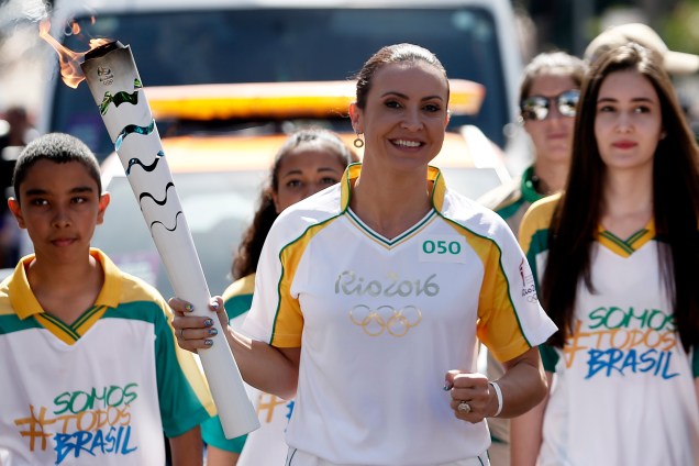 A atleta Maurren Maggi carrega a tocha olímpica em São Carlos (SP) - 18/07/2016