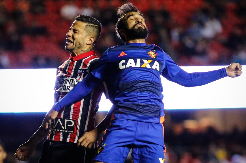 Bruno, do São Paulo, disputa bola com Gabriel Xavier, do Sport, em partida que não saiu do 0 x 0, no Morumbi