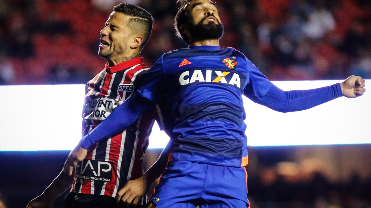 Bruno, do São Paulo, disputa bola com Gabriel Xavier, do Sport, em partida que não saiu do 0 x 0, no Morumbi