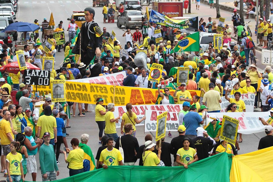 Protesto contra a presidente afastada da República, Dilma Rousseff, pede por intervenção militar, em Recife, Pernambuco