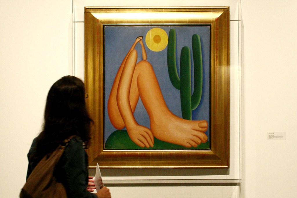 Visitante observa o quadro "Abaporu" de Tarsila do Amaral, na exposição "Tarsila Viajante", na Pinacoteca do Estado, em São Paulo