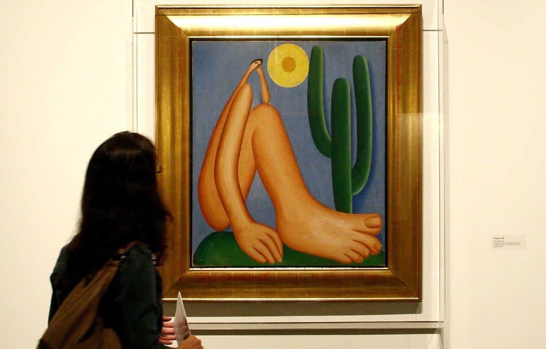 Visitante observa o quadro "Abaporu" de Tarsila do Amaral, na exposição "Tarsila Viajante", na Pinacoteca do Estado, em São Paulo
