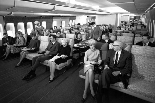 Classe econômica da Pan Am na década de 1960: cadeiras espaçosas, pratos sofisticados e bebidas alcoólicas durante o voo Classe econômica da Pan Am na década de 1960: cadeiras espaçosas, pratos sofisticados e bebidas alcoólicas durante o voo