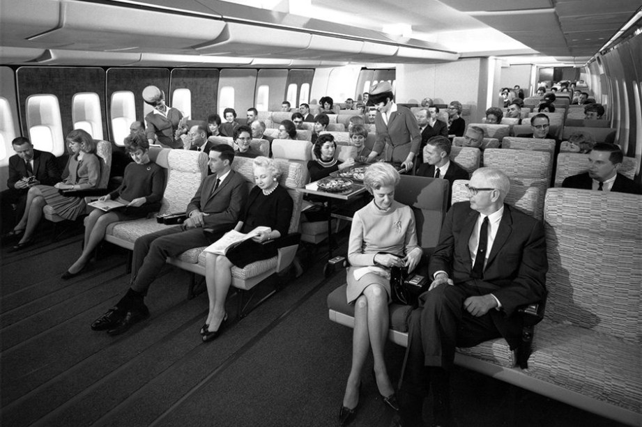 Classe econômica da Pan Am na década de 1960: cadeiras espaçosas, pratos sofisticados e bebidas alcoólicas durante o voo