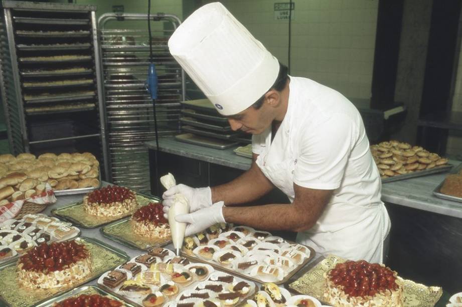 Cozinheiro prepara sobremesas variadas para serem servidas em voo da Varig, no auge da Era de Ouro da Aviação